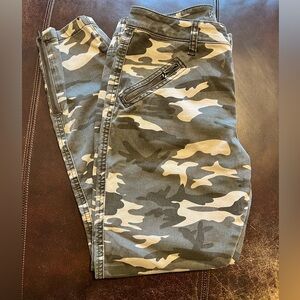 JAG Mid-Rise Skinny Camo Jeans Size 6